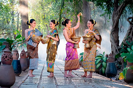 Mujeres celebrando acto de la cultura japonesa