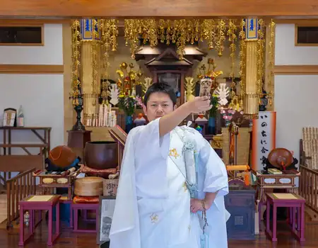 住職がお参りをしている様子