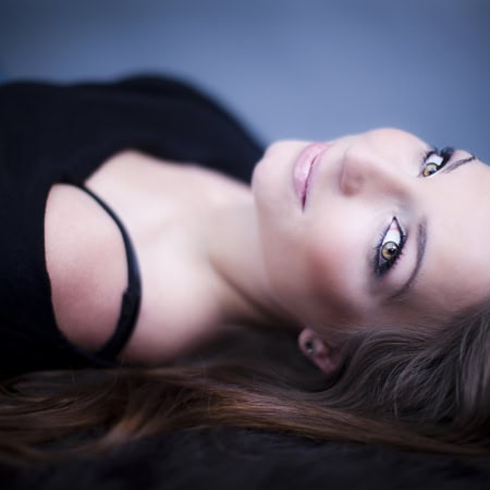 Einzelportrait Shooting einer Frau im Fotostudio Köln — Portraitfotograf Menasse Gebregzi