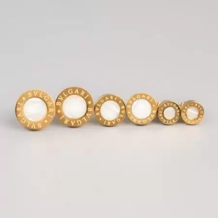 Brillantes de bisutería de moda con diseño en oro con marca Bvlgari en diferentes tamaños.