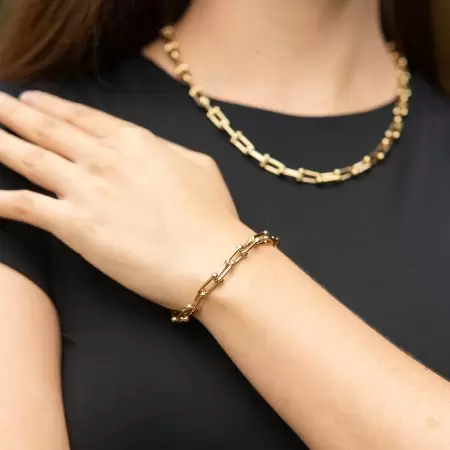 Brillante pulsera y collar de oro, accesorios elegantes para mujer.