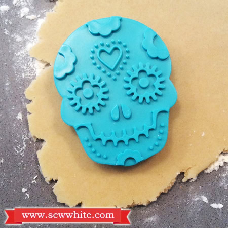 mexican skull biscuit