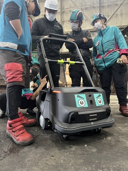 新スタッフのAIお掃除ロボット「PUDU MT1（サンちゃん）」を導入しま
