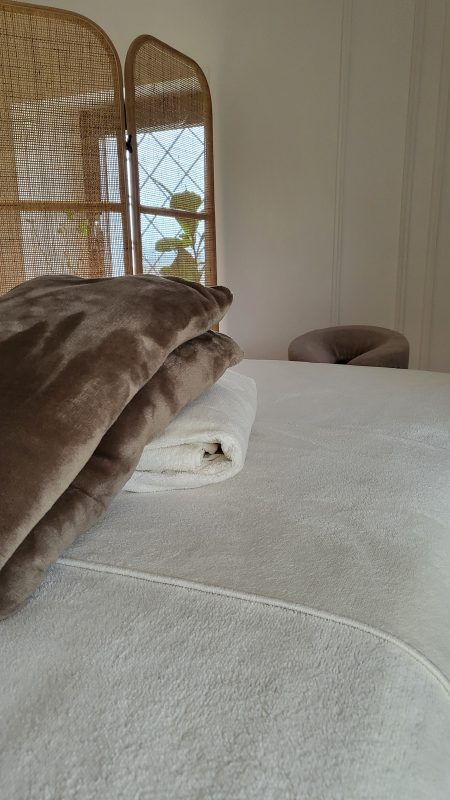 Table de massage cocooning en cabinet naturopathie Haute-Savoie