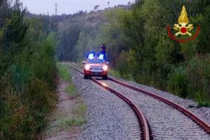camionetta dei vigili del fuoco percorre i binari del treno