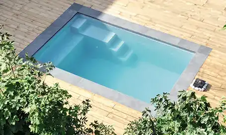 Mini piscine coque, modèle NOIZE, surface de 10 m²