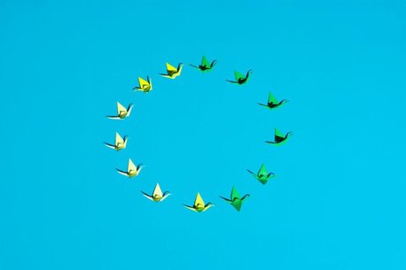 EU-Kreislaufwirtschaft symbolisiert durch Origami-Vögel im Kreis