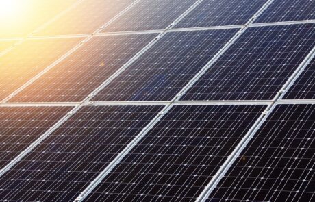 Solaranlagenfeld auf einem Dach