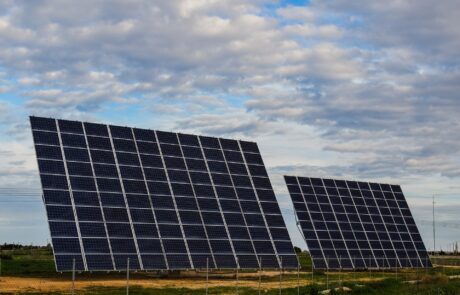 Große Solaranlage auf einem Feld