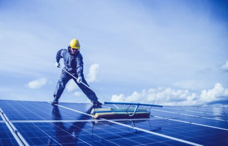 Solaranlagenreinigung auf einem Dach
