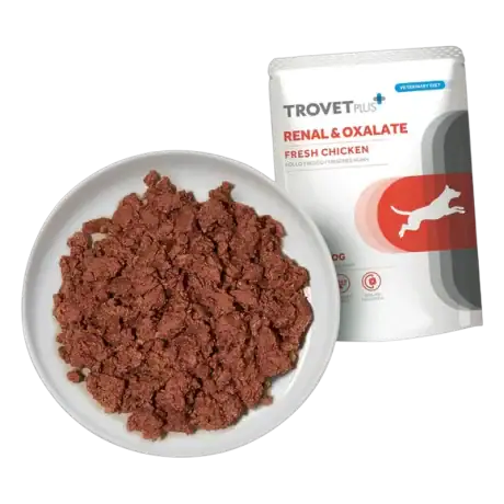 Textura del alimento húmedo Trovet Plus Renal & Oxalate para perros con pollo fresco, servido en plato