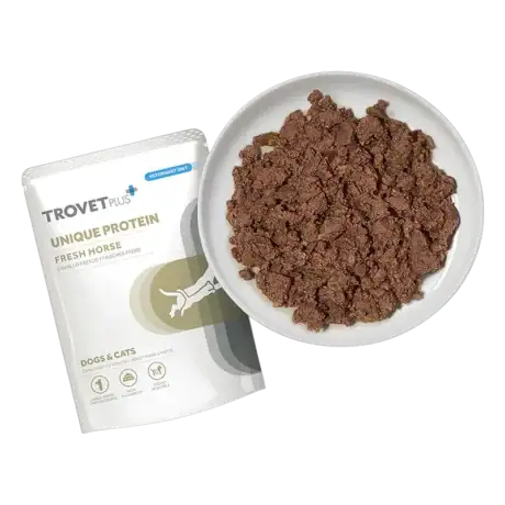 Textura del alimento húmedo Trovet Plus Unique Protein Caballo para perros y gatos con caballo, servido en plato