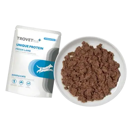 Textura del alimento húmedo Trovet Plus Unique Protein Cordero para perros y gatos con cordero, servido en plato