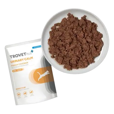 Textura del alimento húmedo Trovet Plus Urinary Calm para gatos con pollo fresco, servido en plato