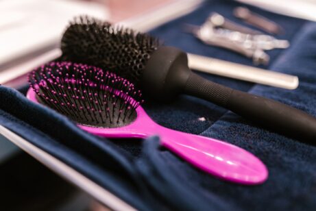 Différents modèles de brosses selon le type de cheveux, fins, épais ou bouclés