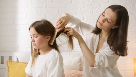 Démêlage des cheveux des pointes vers les racines pour limiter la casse