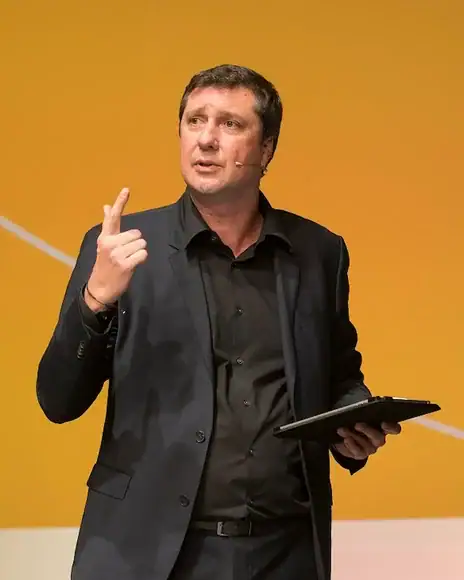 Yann Fernandez, animateur journaliste corporate, portrait éditorial