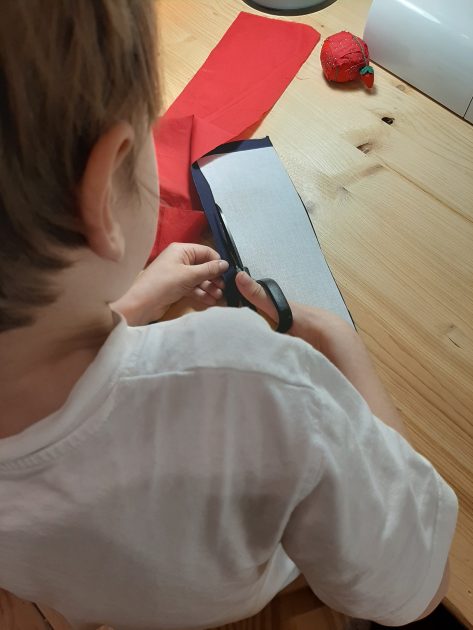 enfant concentré sur un projet couture