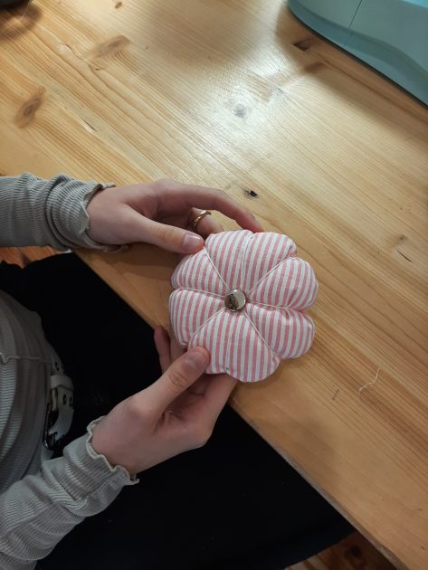 Pique épingles cousu par un enfant lors d'un atelier de prise en main de sa machine à coudre