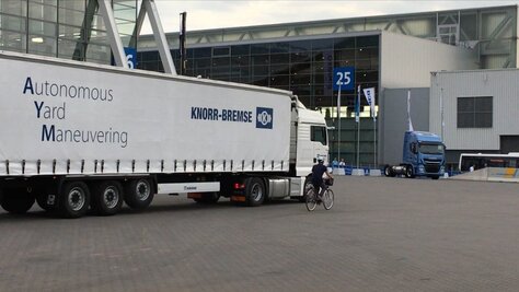 Schutzbedürftig: Der Abbiegeassistent von Knorr-Bremse warnt den LKW-Fahrer, falls sich etwas im toten Winkel befindet.