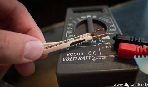Na klar! Ein Voltmeter hilft mir, die Kabel zu sortieren.