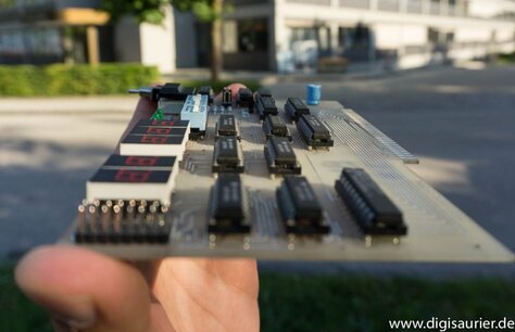 Für dieses Foto habe ich die Blende weit geöffnet, also eine niedrige Blendenzahl gewählt. So ergeben sich die unscharfen Bereiche auf der Platine.