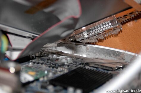 Hardware basteln im Staub: Der iMac G4 sog den Schmutz nur so an.
