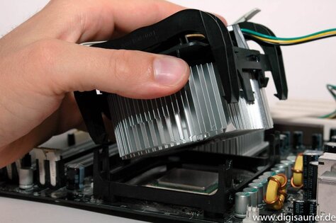 Computer selber bauen: Den Lüfter abnehmen und den Prozessor darunter ausbauen.