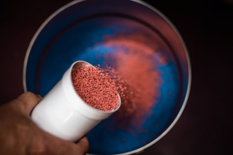 rotes Granulat, blaues Granulat, weißer Eimer, silberner Eimer, Produktionshalle