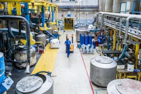 Industriehalle, Hubwagen, Fässer