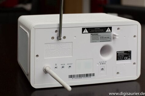 Alles dran am neuen Radio: Antenne für analogen und digitalen Empfang und die WLAN-Antenne.