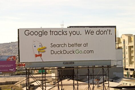 Die berühmte DDG-Plakatwerbung in der Bay Area (Foto: Unbekannt)