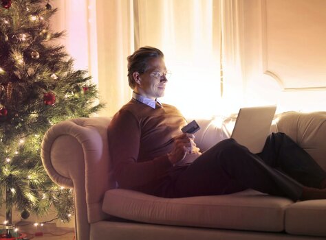 Wie wär's mit einem Tablet als Weihnachtsgeschenk für die Eltern? (Foto Andrea Piacquadio via pexels.com)