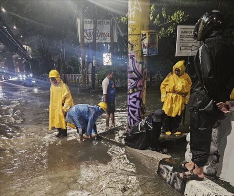 Hujan Deras Guyur Makassar, Satgas Drainase Bergerak Cepat Tangani Genangan di Pettarani