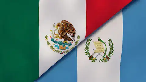 aguila devorando una serpiente
