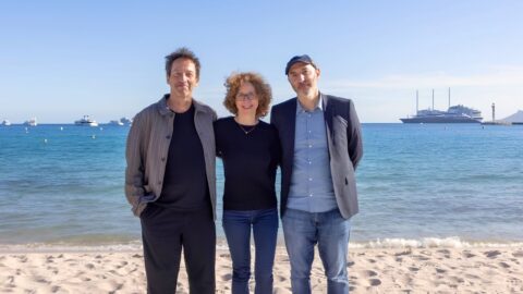 Carine Tardieu entourée de ses producteurs Antoine Rein et Fabrice Goldstein, lauréats du Prix ArteKino International 2026 pour le projet de long métrage "Little Live Things”
