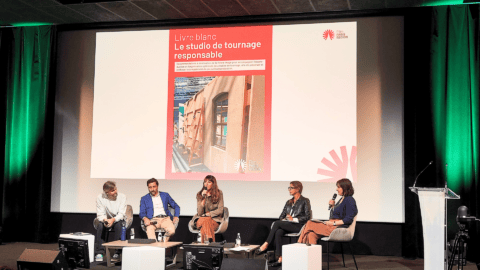 Sur la scène du CNC : Juliette Lambours, responsable de production pour la France chez Netflix ; Aline Panel, présidente et productrice d’Authentic Prod ; Vincent Pellerin, coordinateur d’éco-production, et Rémi Préchac, président d’Abside Group, sous la modération de Joanna Gallardo, Film Paris Region.