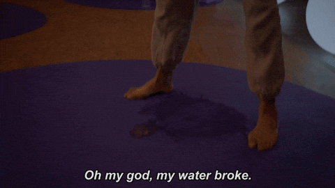 femme qui va accoucher et qui perd les eaux.