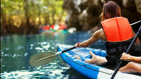 Hombres haciendo kayak