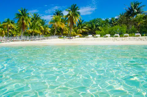 la mayor parte de isla mujeres cuenta con zonas bajas, siendo ideales para los peques