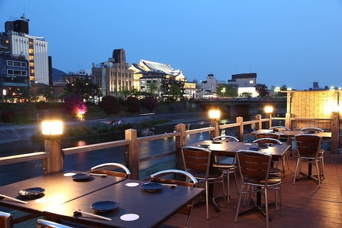 鴨川に面した川床席