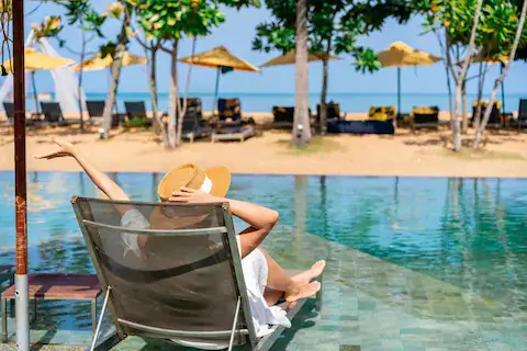 mujer disfrutando la playa