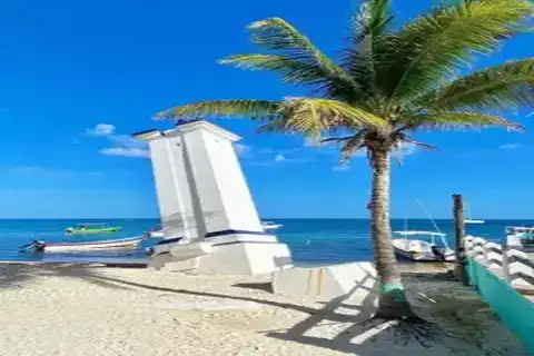 faro inclinado de puerto morelos