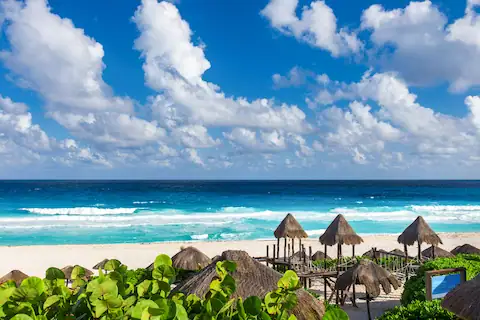 playa delfines aun costado de la zona arqueologica de cancun