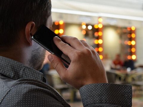 Pilav üstü döner ve telefonla konuşan adam