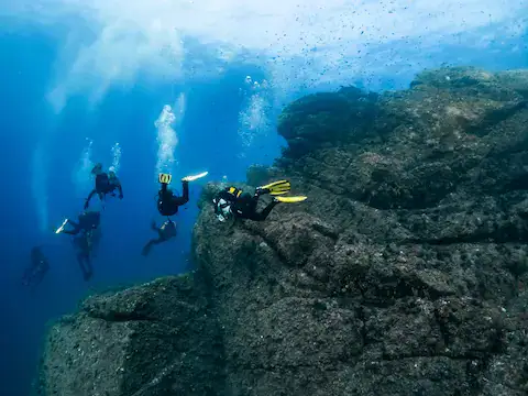 BUZOS EXPLORANDO CUEVAS Y CAÑONES