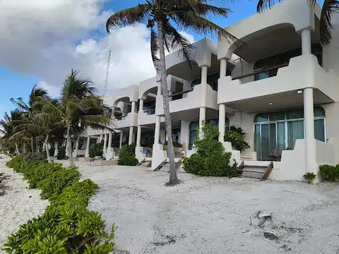 hotel dentro de la bahia de paamul