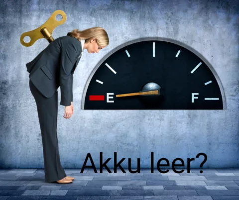 Eine Frau steht nach vorne gebeugt, im Rücken einen Schlüssel wie von einer Spieluhr, vor sich eine Benzintankanzeige die auf leer steht. Darunter steh in Worten "Akku leer?" Anzeichen für einen Burnout bei Frauen