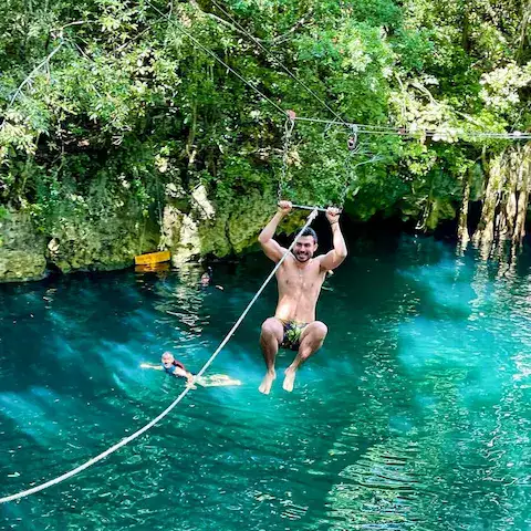 hombre en cenote verde lucero
