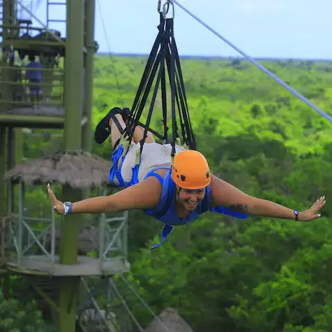 Hombre realizando zip line extremo